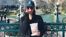 Tidak ketinggalan, Jisoo juga terlihat mengunjungi Disneyland kembali membawa D-Joy Bagnya dengan oversized cardigan berkancing berwarna hitam, celana jeans dan topi biru. Foto: Instagram.
