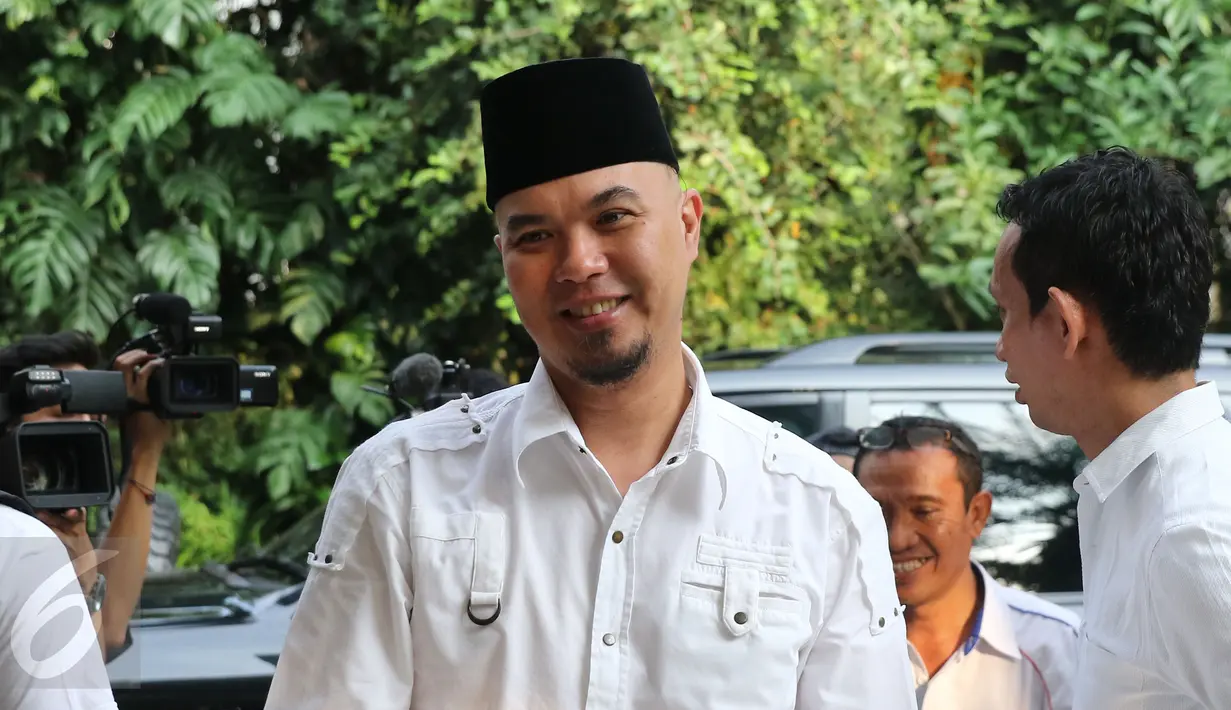 Musisi Ahmad Dhani saat tiba di kawasan Imam bonjol untuk deklarasi Orang Kita, Jakarta, Jumat (13/05/2016). Deklarasi Orang Kita, gerakan mendukung Gubernur DKI yang bisa membawa Jakarta Beradab dan Bermartabat.(Liputan6.com/Herman Zakharia)