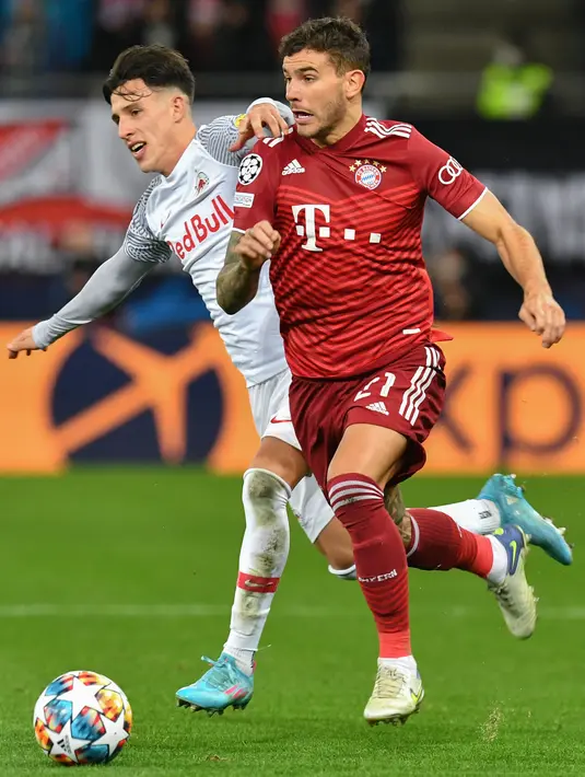 Gelandang RB Salzburg Nicolas Capaldo (kiri) berebut bola dengan bek Bayern Munchen Lucas Hernandez dalam leg pertama 16 besar Liga Champions di Red Bull Arena, Kamis dini hari WIB (17/2/2022). Bayern Munchen meraih hasil imbang 1-1 saat bertandang ke markas RB Salzburg. (KERSTIN JOENSSON/AFP)