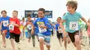 Semangat anak-anak saat mengikuti 'Tot Trot' selama Nautica Malibu Triathlon di Pantai Zuma di Malibu, California (14/9). (Noel Vasquez / Getty Images untuk Nautica / AFP)