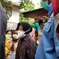 Menteri Sosial, Tri Rismaharini kunjungi lokasi bencana longsor Padang Pariaman, Sabtu (2/10/2021). (Liputan6.com/ Novia Harlina)