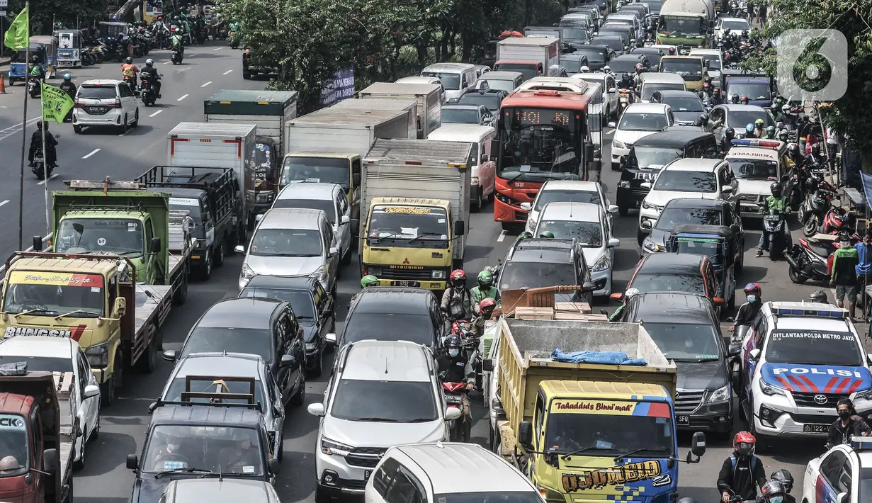 Kemacetan kendaraan saat terjebak penyekatan mobilitas di Jalan Basuki Rahmat, Jakarta, Kamis (15/7/2021). Kendaraan yang diperbolehkan melintas hanya yang bekerja di sektor esensial dan kritikal serta pengendara yang memiliki Surat Tanda Registrasi Pekerja (STRP). (merdeka.com/Iqbal S Nugroho)
