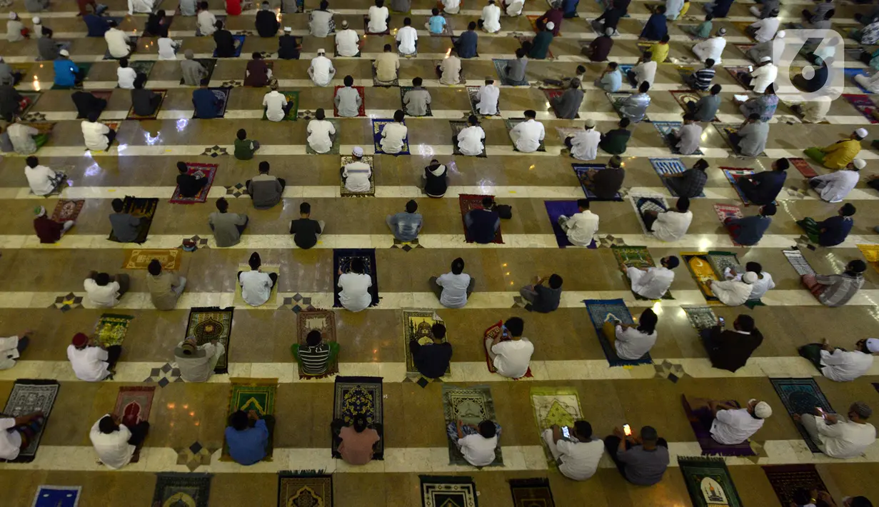 Jemaah melaksanakan salat Idul Adha 1441 H di Masjid Raya Jakarta Islamic Centre, Jumat (31/7/2020). Khutbah Idul Adha tahun ini bertema ‘Membagun Optimisme di Tengah Pandemi’. (merdeka.com/Imam Buhori)