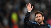 Lionel Messi terlihat berkaca-kaca saat menjalani pemanasan bersama Timnas Argentina, jelang menghadapi Venezuela pada laga lanjutan kualifikasi Piala Dunia 2026 zona CONMEBOL di&nbsp;Estadio Monumental, Buenos Aires, Jumat (5/9/2025) pagi WIB. Pertandingan tersebut menjadi partai kandang terakhir Messi bersama Argentina. (AFP/Luis ROBAYO)