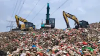 Sejumlah excavator sedang merapikan sampah yang memiliki ketinggian sekitar 23 meter di TPA Cipayung, Kota Depok. (Liputan6.com/Dicky Agung Prihanto)