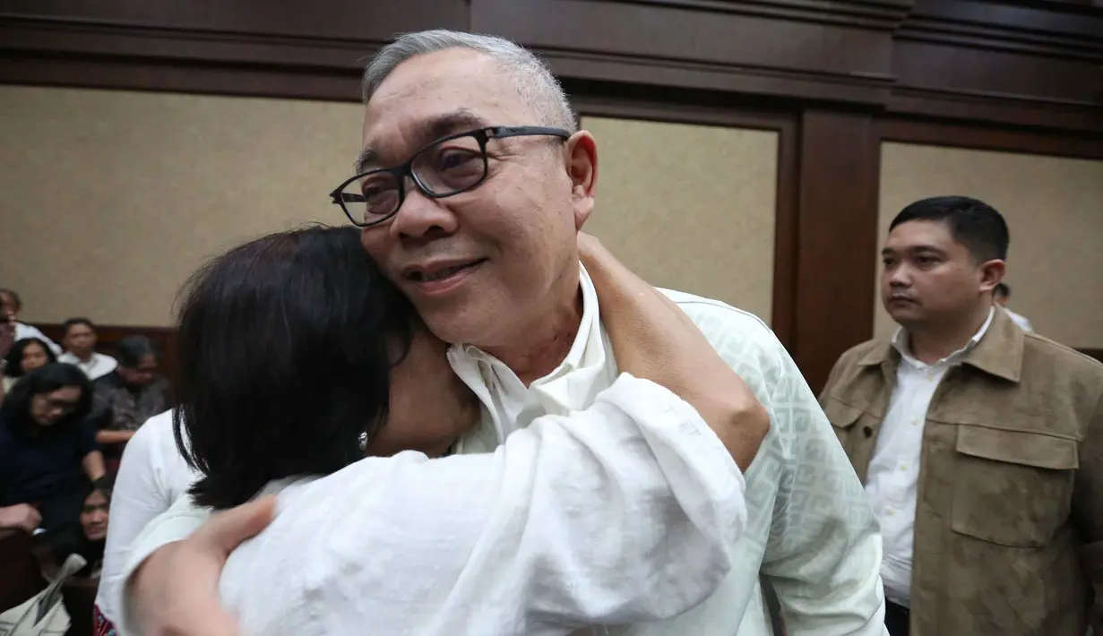 Selain pidana penjara, kedua terdakwa juga dijatuhi denda masing-masing sebesar Rp200 juta subsider 80 hari kurungan. Tampak dalam foto, terdakwa kasus korupsi pengadaan Liquefied Natural Gas (LNG) atau gas alam cair yang merupakan Direktur Gas PT Pertamina (Persero) periode 2012–2014, Hari Karyuliarto, usai sidang pembacaan putusan di Pengadilan Tindak Pidana Korupsi (Tipikor), Jakarta, Senin (4/5/2026). (merdeka.com/Arie Basuki)