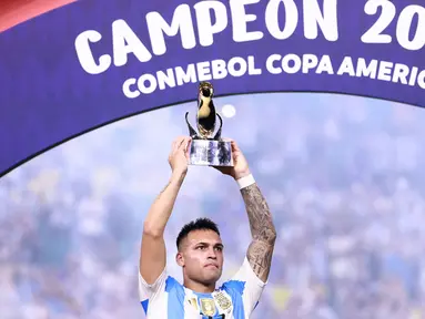 Pemain timnas Argentina, Lautaro Martinez mengangkat trofi pencetak gol terbanyak usai final Copa America 2024 melawan Kolombia di Hard Rock Stadium, Miami Gardens, Florida, pada 14 Juli 2024. (Carmen Mandato/Getty Images North America/Getty Images via AFP)