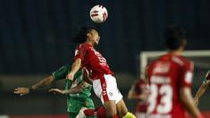 Gelandang Bali United, Hariono (tengah) berebut bola diudara dengan pemain PS Sleman Velez Nicolas Leandro dalam pertandingan perempat final Piala Menpora 2021 di Stadion Si Jalak Harupat, Bandung. Senin (12/4/2021). (Foto: Bola.com/Ikhwan Yanuar)