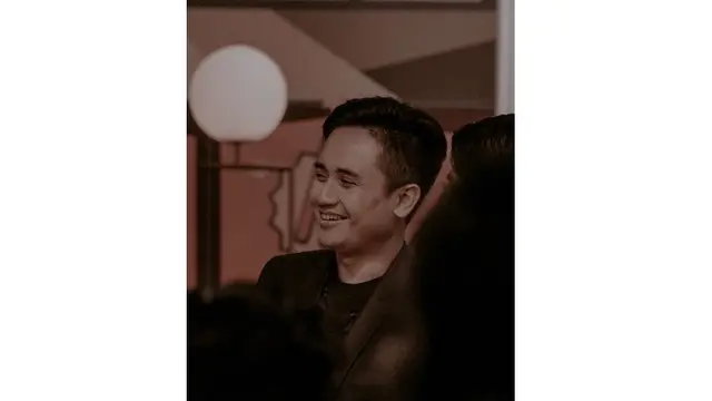 Jarang Muncul di Layar Kaca, Ini 6 Potret Terbaru Denny Darko Makin Menawan