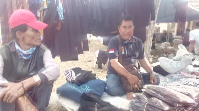 Muhammad Suparmin, ( 60), salah seorang penjual pangsi, mendapat berkah melimpah saat pelaksanaan seni ketangkasan domba Garut digelar