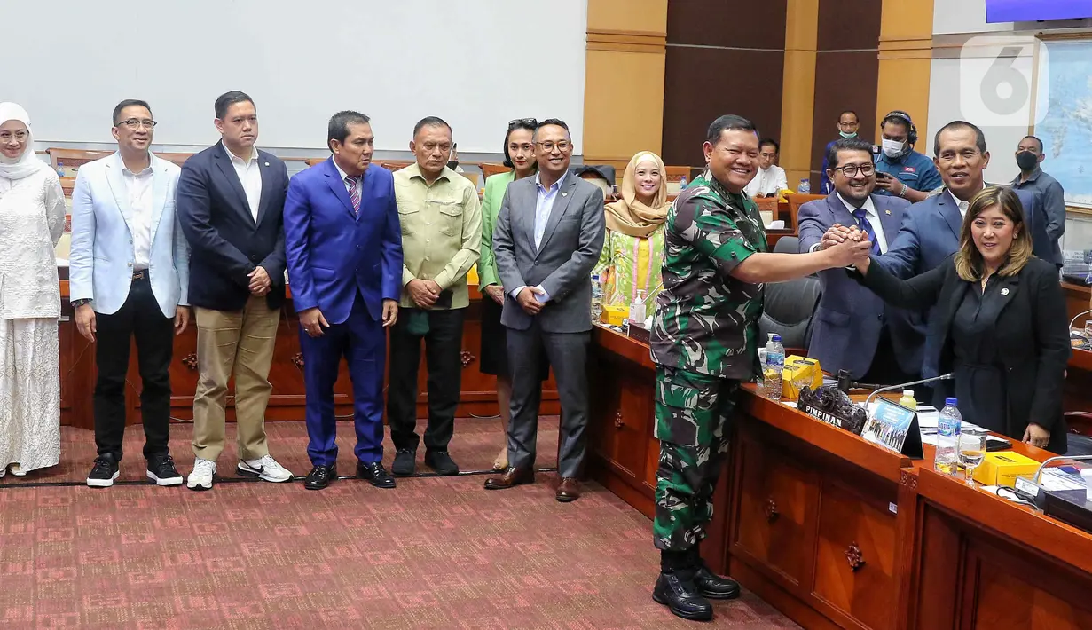 Kepala Staf Angkatan Laut (KSAL) Laksamana Yudo Margono melakukan salam komando dengan anggota Komisi I seusai disetujui menjadi Panglima TNI dalam uji kelayakan dan kepatutan (fit and proper test) di Kompleks Parlemen, Senayan, Jakarta, Jumat (2/12/2022). Komisi I DPR menyetujui Laksamana Yudo Margono menjadi Panglima TNI menggantikan Jenderal Andika Perkasa. (Liputan6.com/Angga Yuniar)