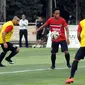 Gelandang Bali United, I Gede Sukadana (tengah) berusaha mengontrol bola saat latihan di Lapangan Pertamina, Jakarta, Rabu (6/4/2016). Kandas di Piala Bhayangkara 2016, Bali United bersiap mengikuti Trofeo Persija. (Liputan6.com/Helmi Fithriansyah)