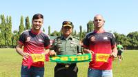 Presiden PS TNI, Brigjen TNI A.A.B Maliogha, berfoto bersama dua pemain asing baru timnya yang berasal dari Argentina, Leonel Jorge Nunez dan Facundo Talin. (Media PS TNI)