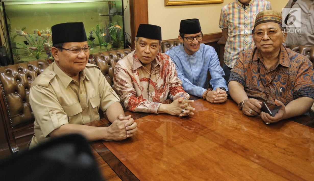 Bakal calon Presiden Prabowo Subianto dan Bakal Cawapres Sandiaga Uno berbincang dengan Ketum PBNU KH Said Aqil Siroj (tengah) saat kunjungan ke kantor PBNU, Jakarta, Kamis (16/8). (Liputan6.com/Faizal Fanani)