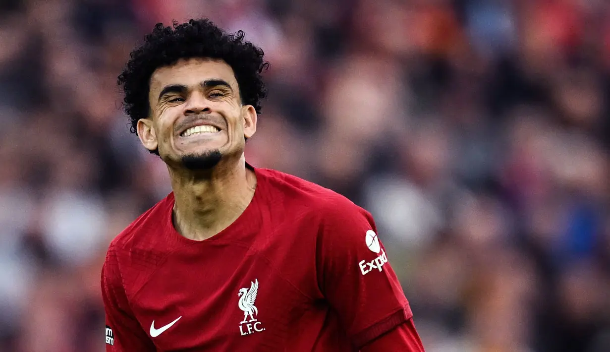 Reaksi kecewa pemain Liverpool, Luis Diaz setelah gagal mencetak gol ke gawang Fulham pada laga lanjutan Liga Inggris 2022/2023 di Anfield, Liverpool, 3 Mei 2023. Diaz sempat absen tak lama setelah kompetisi musim 2022/2023 bergulir. Ia mengalami cedera pada lututnya saat melawan Arsenal. Pria berkebasngaan Kolombia tersebut baru kembali bermain pada bulan April 2023 dan belum mampu menunjukkan performa terbaiknya. (AFP/Paul Ellis)