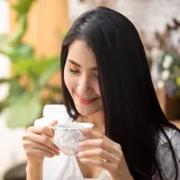 Ilustrasi perempuan minum teh. (c) ShutterDin/Depositphotos.com
