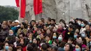 Warga menonton pertunjukan seni di sebuah lapangan di Wilayah Otonom Etnis Qiang Beichuan, Provinsi Sichuan, China barat daya, pada 14 November 2020. Serangkaian aktivitas dalam perayaan tahun baru kelompok etnis Qiang dimulai di Beichuan pada Sabtu (14/11). (Xinhua/Jiang Hongjing)