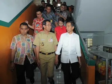 Gubernur DKI Jakarta Jokowi blusukan ke SMP Negeri 277 Jakarta, (23/9/14). (Liputan6.com/Herman Zakharia)