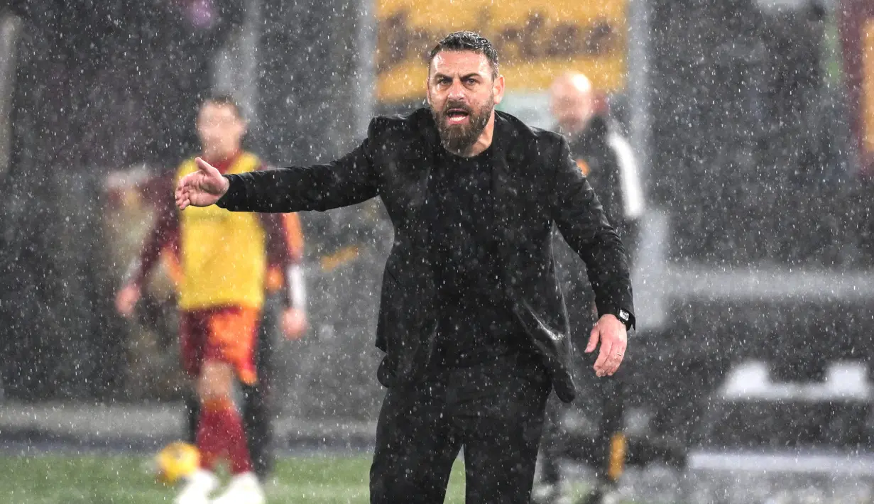 Pelatih AS Roma, Daniele De Rossi, memberikan arahan kepada anak asuhnya saat melawan Inter Milan pada pekan ke-24 Serie A 2023/2024 di Stadio Olimpico, Minggu (11/2/2024). (AFP/Alberto Pizzoli)