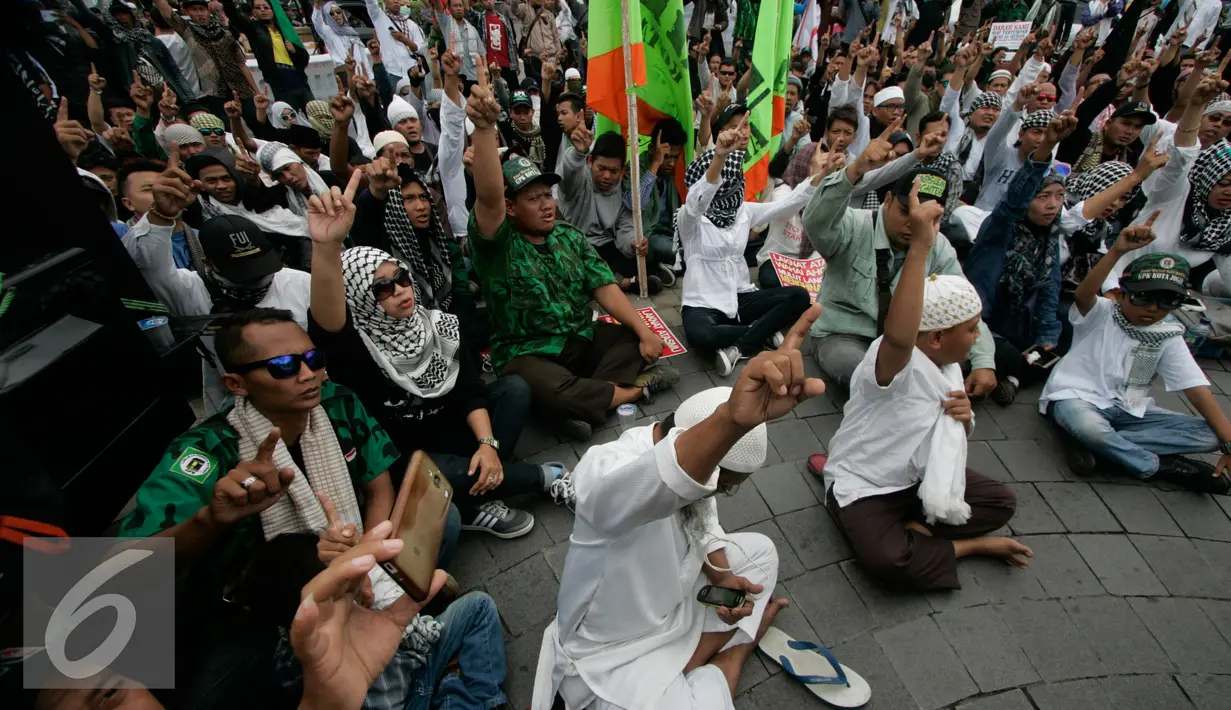 Massa dari ormas Islam se- DIY menggelar aksi protes kepada Ahok atas penghinaan terhadap Al-qur'an di Titik Nol km, Yogya, Minggu (9/10). Mereka mendukung PP Muhammadiah yang telah melaporkan Ahok ke Polda Metro Jaya. (Liputan6.com/ Boy Harjanto)