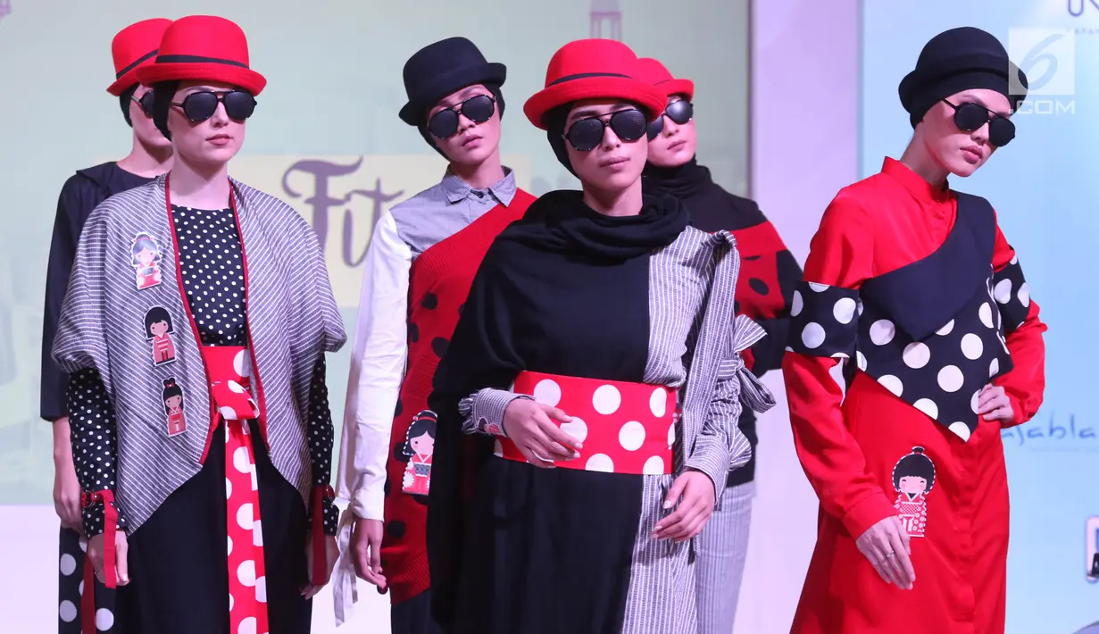 Sejumlah model berpose mengenakan koleksi desainer Indonesia Fashion Chamber (IFC) dalam Fimela Fuchsia Market 2018 di Kota Kasablanka, Jakarta, Sabtu (26/5). Sejumlah desainer mengusung motif serta desain yang colorful. (Liputan6.com/Arya Manggala)