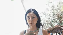 Berlibur di Ambon, Clara tidak melewatkan kesempata untuk mencoba kelapa muda segar di pantai. Menggunakan tank top putih, dengan celana hitam, penampilannya semakin lengkap dengan tas sandang bermotif khas nusantara. (Liputan6.com/IG/clarabernadeth)