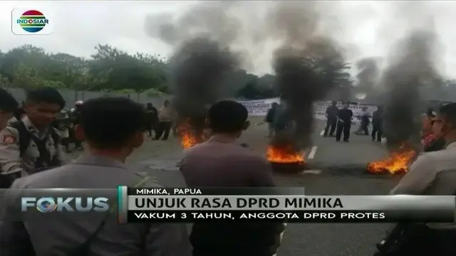 Anggota DPRD Mimika, Papua, lakukan aksi bakar ban hingga mencopot jas yang biasa mereka pakai. Apa pemicunya?