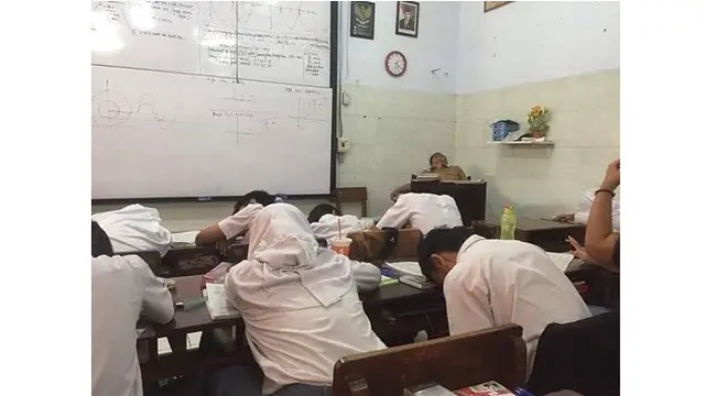 5 Tingkah Laku Guru Nyeleneh Di Dalam Kelas Ini Greget Banget