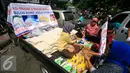 Sejumlah pembeli berbelanja pada operasi pasar murah Bulog DIY di pasar Beringharjo, Yogyakarta, (25/5). Operasi pasar tersebut di jual bererapa bahan kebutuhan pokok diantaranya,beras,minyak goreng di bawah harga pasaran. (Liputan6.com/Boy Harjanto)
