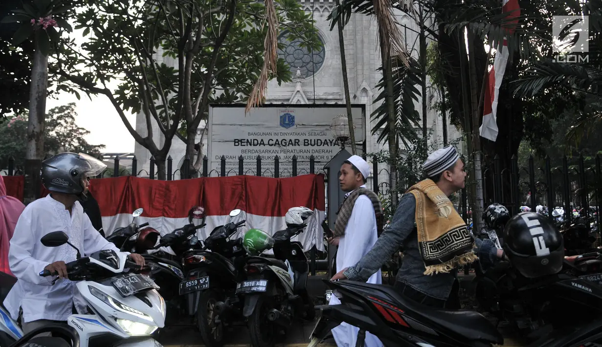 Umat muslim yang akan menunaikan salat Idul Adha di Masjid Istiqlal memasuki halaman Gereja Katedral, Jakarta, Minggu (11/8/2019). Gereja Katedral menyediakan lahan parkir bagi jemaah Masjid Istiqlal yang akan melaksanakan salat Idul Adha sebagai bentuk toleransi. (merdeka.com/Iqbal S Nugroho)