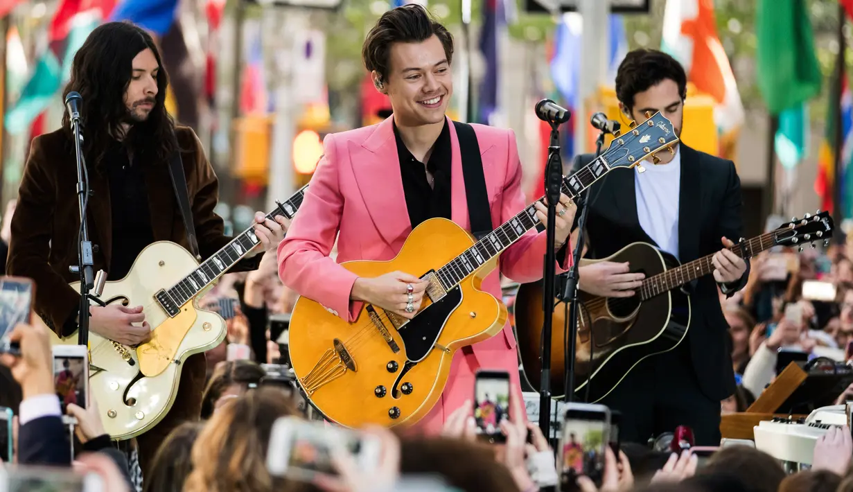 Penampilan Harry Styles saat menghibur penonton di acara NBC "Today" di Rockefeller Plaza, New York (9/5). Penggemar setia yang membanjiri arena begitu antusias menyaksikan penampilan sang idola dan asyik ikut bernyanyi. (Charles Sykes/Invision/AP)