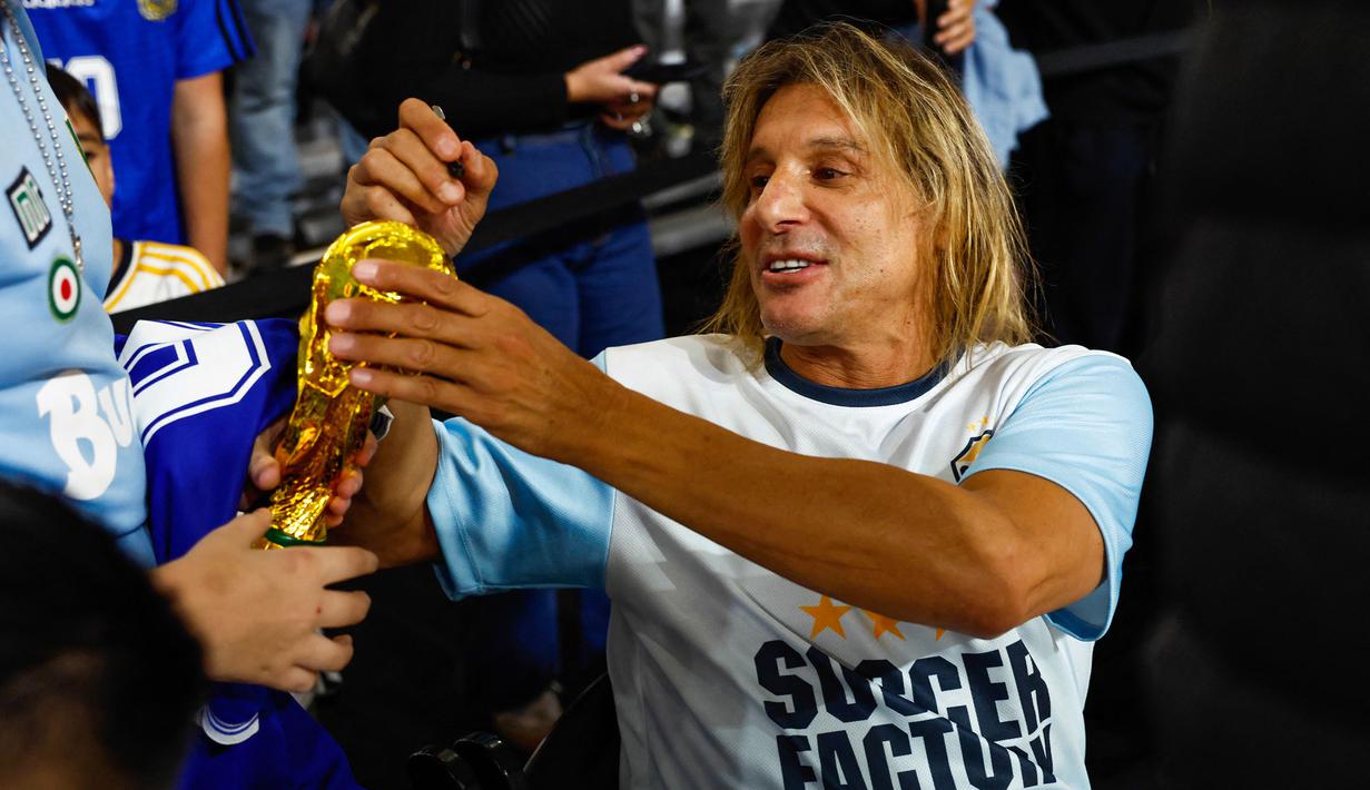 Mantan pesepak bola Argentina, Claudio Caniggia memberikan tanda tangan untuk fans dalam laga bertajuk Legends Soccer Match untuk merayakan ulang tahun Diego Maradona di American Dream Mall, East Rutherford, New Jersey, pada 30 Oktober 2025. (AFP/Kena Betancur)