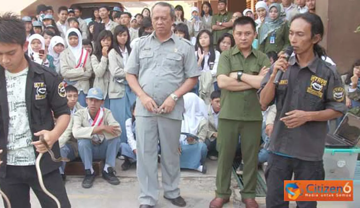 Citizen6, Lampung: Sosialisasi Hewan Ular di Sekolah SMA YP UNILA bersama perkumpulan pecinta satwa reptil dan satwa melata ular (ATROX). (Pengirim: Ervan Ario Prayogo) 
