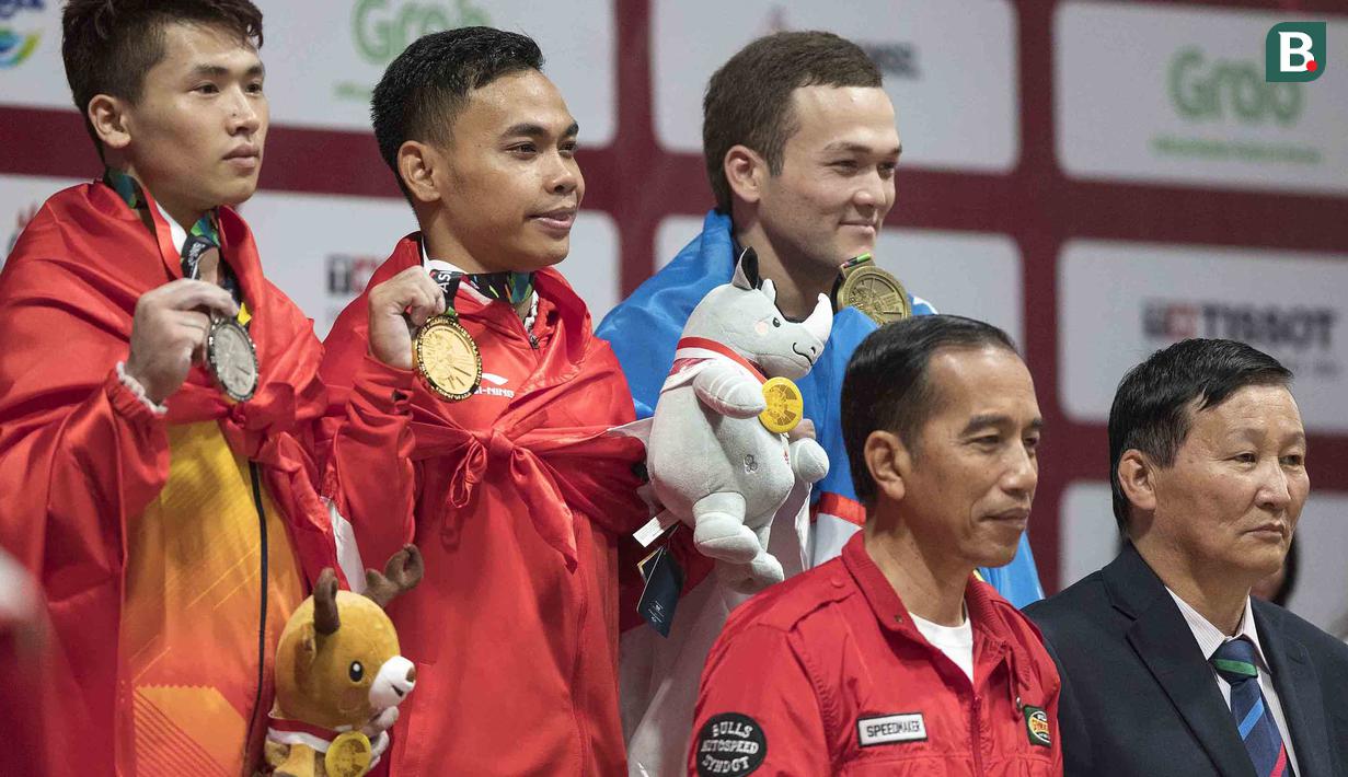 Lifter Indonesia, Eko Yuli Irawan, foto bersama usai berlaga pada Asian Games di JIExpo, Jakarta, Selasa, (21/8/2018). Eko Yuli berhasil menyumbang medali emas angkat besi putra kelas 62kg. (Bola.com/Peksi Cahyo)