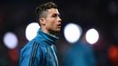 Bintang Real Madrid, Cristiano Ronaldo bersiap tampil melawan PSG pada laga Liga Champions di Stadion Parc des Princes, Paris, Selasa (6/3/2018). PSG kalah agregat 2-5 dari Madrid. (AFP/Franck Fife)