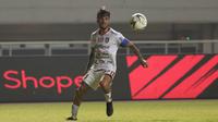 Striker Bali United, Stefano Lilipaly, mengontrol bola saat melawan Tira Persikabo pada laga Shopee Liga 1 di Stadion Patriot Pakansari, Bogor, Kamis (15/8). Bali menang 2-1 atas Tira Persikabo. (Bola.com/Yoppy Renato)
