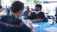 Para penerima manfaat dari ragam profesi yang terkena dampak perpanjangan PPKM Darurat di Garut, Jawa Barat, mulai mendapatkan bantuan stimulan tunai dari Pemda Garut. (Liputan6.com/Jayadi Supriadin)