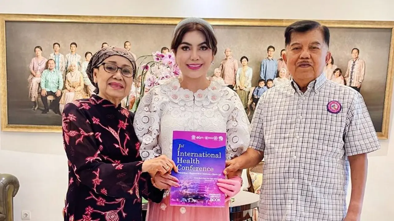 Deby Vinski bersama Mufidah Kalla dan Jusuf Kalla