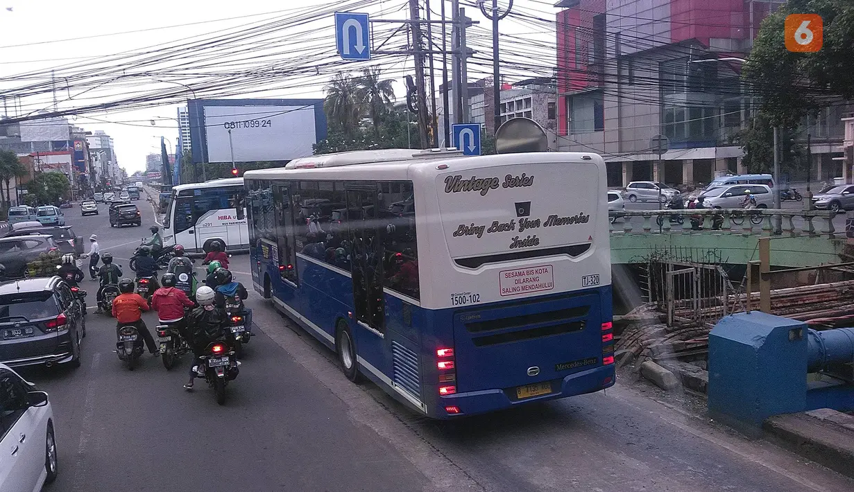 Mercedes-Benz OH 1626 juga merupakan salah satu sasis bus yang dipakai oleh Transjakarta. Sasis ini merupakan sasis space frame yang menggunakan mesin OM-906 LA 6374cc yang dapat menghasilkan tenaga maksimal hingga 260hp pada 2200rpm dengan torsi hingga 950nm pada 1200-1600rpm dengan suspensi udara.