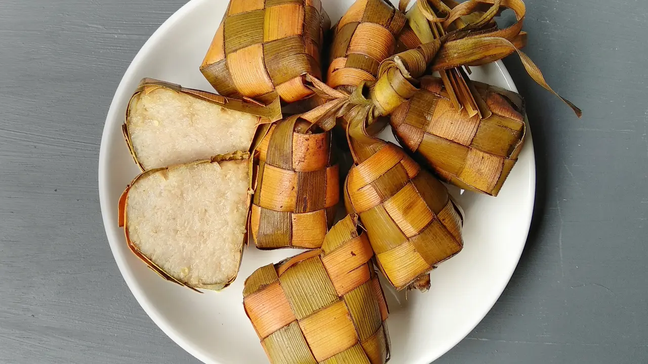 6 Cara Membuat Ketupat Janur yang Padat dan Tidak Cepat Basi, Mudah Dipraktikkan