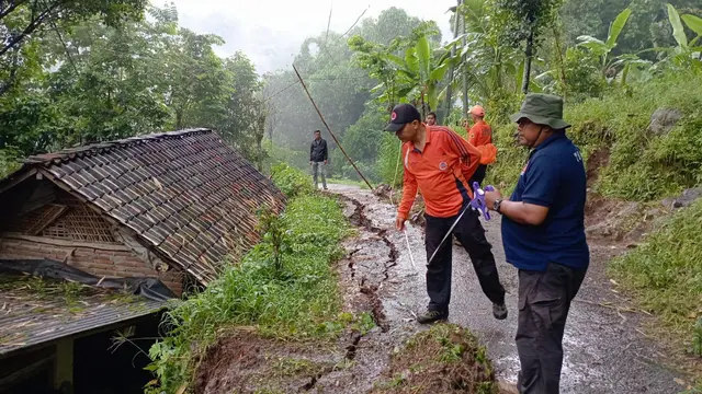 Tim BPBD Situbondo Pantau Longsoran Tembok Penahan Tanah di Sumbermalang Situbondo hantam rumah lansia. (Dok. Istimewa)