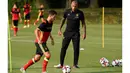 Thierry Henry  mengawasi Eden Hazard berlatih pada sesi latihan sebelum melawan Spanyol di Neerpede, (29/8/2016). (AFP/John Thys)