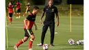 Thierry Henry  mengawasi Eden Hazard berlatih pada sesi latihan sebelum melawan Spanyol di Neerpede, (29/8/2016). (AFP/John Thys)