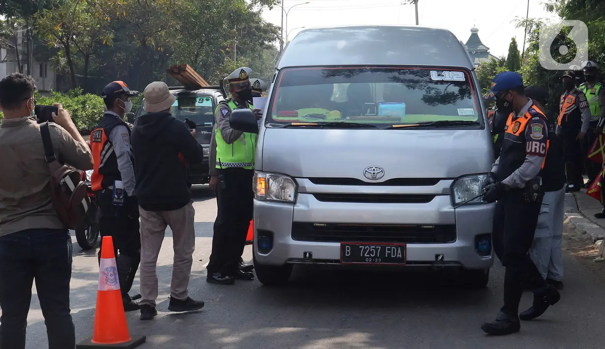 Polisi memberhentikan kendaraan yang melintas di Kedungwaringin, Kabupaten Bekasi, Kamis  (29/4/2021). Satlantas Polres Metro Bekasi memeriksa kesehatan dengan swab antigen dan sosialisasi larangan mudik jelang lebaran di perbatasan Kabupaten Bekasi dan Karawang. (Liputan6.com/Herman Zakharia)