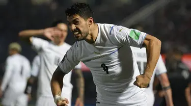 Pemain Uruguay Luis Suarez melakukan selebrasi usai mencetak gol ke gawang Paraguay pada pertandingan sepak bola kualifikasi Piala Dunia 2022 di Stadion General Pablo Rojas, Asuncion, Paraguay, 27 Januari 2022. Uruguay menang 1-0. (AP Photo/Jorge Saenz)