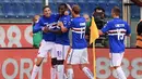 Penyerang Sampdoria, Duvan Zapata (kedua kiri) berselebrasi usai mencetak gol ke gawang Juventus di Liga Serie A italia di Stadion Luigi Ferraris, Italia, (19/11). Kini Sampdoria menduduki peringkat enam klasemen. (AFP Photo/Marco Bertorello)