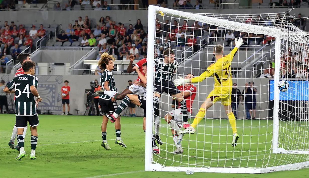 Pemain bintang Manchester United seperti Bruno Fernandez, Lisandro Martinez, dan Marcus Rashford tidak ada dalam daftar susunan pemain. Mereka disiapkan untuk laga melawan Real Madrid. (Sean M. Haffey/Getty Images/AFP)