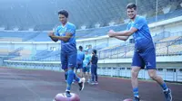 Nick Kuipers (kanan) bersama tandemnya di lini pertahanan Persib Bandung, Achmad Jufriyanto, ketika berlatih sebelum aktivitas tim berhenti karena PPKM Darurat. (Bola.com/Erwin Snaz)