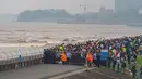 Warga menyaksikan gelombang pasang Sungai Qiantang dari pinggir sungai di Hangzhou, Zhejiang, China, 4 Oktober 2020. Gelombang pasang Sungai Qiantang yang terkenal dengan tinggi dan kecepatannya terjadi bertepatan dengan libur Hari Nasional dan Festival Pertengahan Musim Gugur. (Xinhua/Jiang Han)