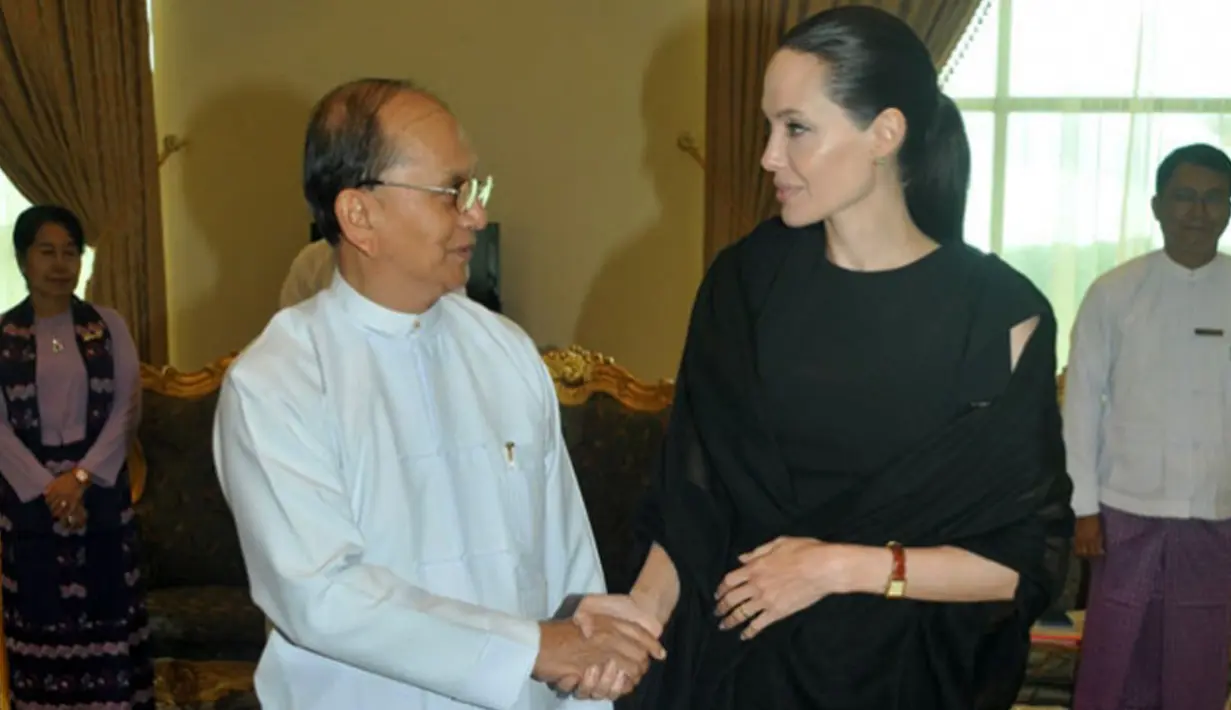 Angelina Jolie bersalaman dengan Presiden Myanmar Thein Sein di rumah presiden di Naypyitaw, Myanmar, (29 /7/2015). (Bintang/EPA)